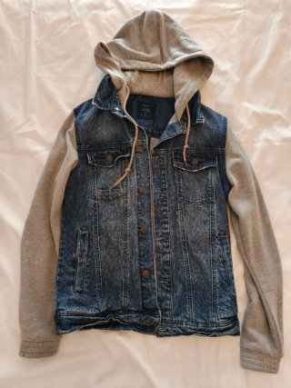 Chaqueta vaquera con capucha Bershka Talla M