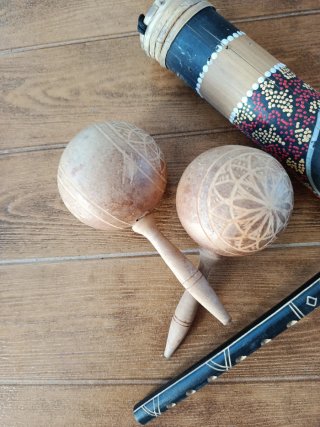 Palo de lluvia, maracas y flauta de madera