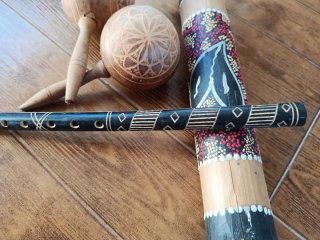 Palo de lluvia, maracas y flauta de madera