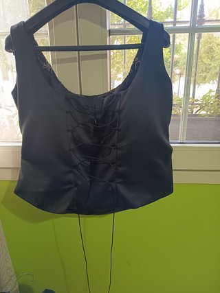 Vestido negro elegante con bordado plateado.