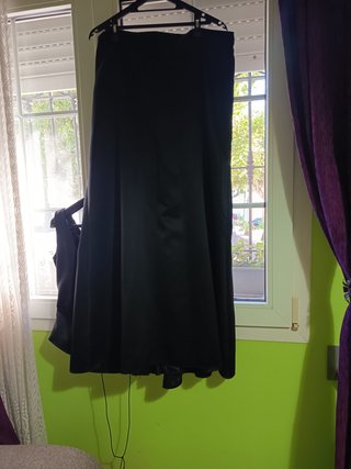 Vestido negro elegante con bordado plateado.