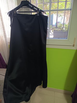 Vestido negro elegante con bordado plateado.