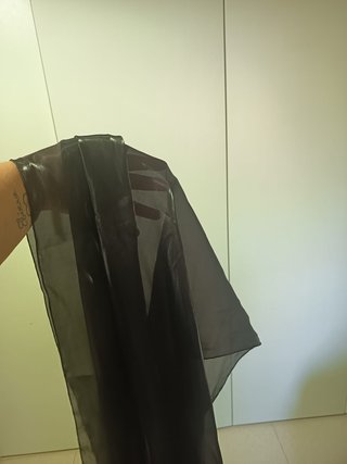 Vestido negro elegante con bordado plateado.