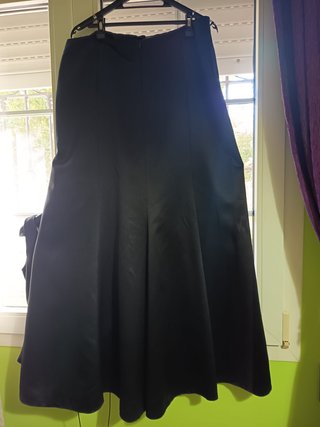 Vestido negro elegante con bordado plateado.