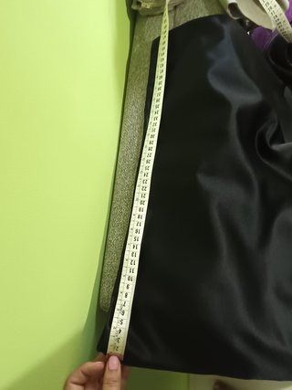 Vestido negro elegante con bordado plateado.