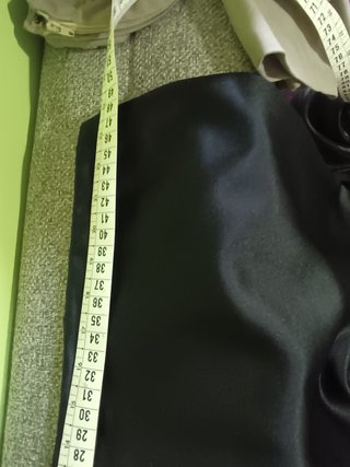 Vestido negro elegante con bordado plateado.