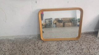 Espejo de baño dorado con marco