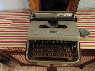 Máquina de escribir Hispano Olivetti Pluma 22