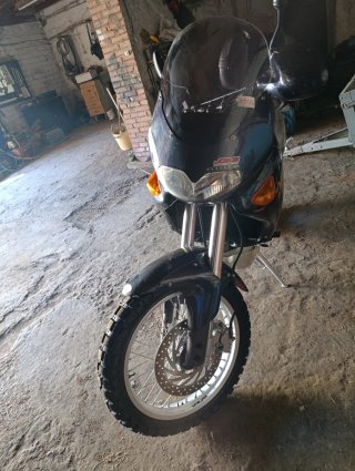 Moto trail bien cuidada