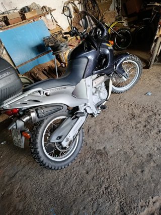 Moto trail bien cuidada