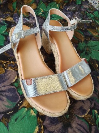 Sandalias cuña plateadas y doradas
