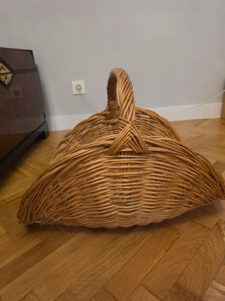 Cesta leñera de mimbre