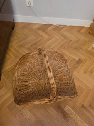 Cesta leñera de mimbre