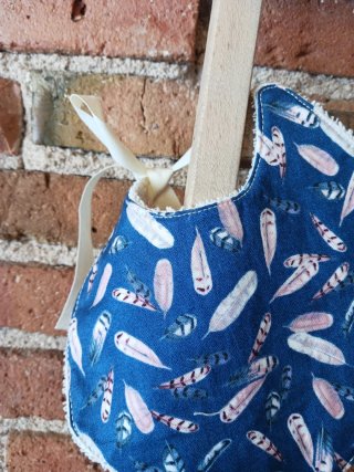 Babero hecho a mano 0-3 meses plumas