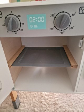 Cocinita de madera con accesorios