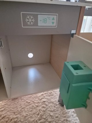 Cocinita de madera con accesorios