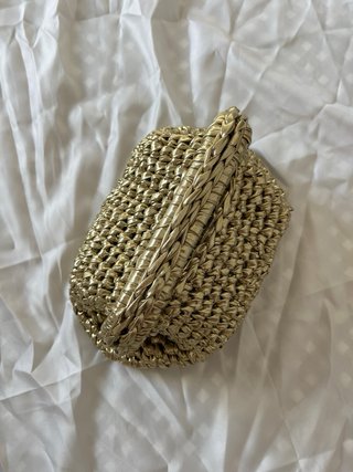 Bolso de mano dorado tejido
