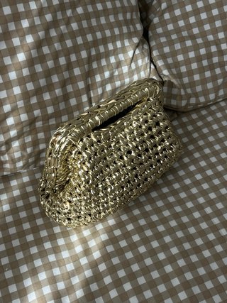 Bolso de mano dorado tejido