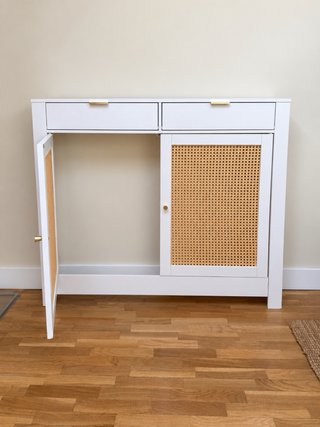 Mueble blanco cubre radiador con puertas de ratán