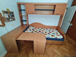 Habitación juvenil con cama nido y escritorio