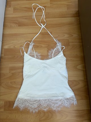 Top blanco con encaje y tirantes