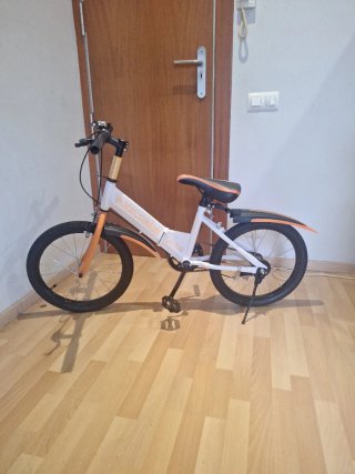 Bicicleta infantil blanca y naranja