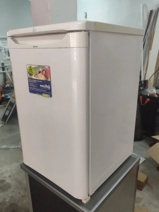 Nevera pequeña Indesit 53-84 cm