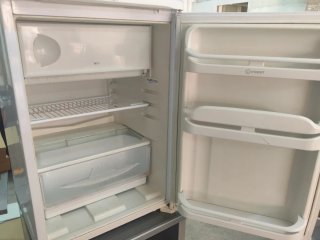 Nevera pequeña Indesit 53-84 cm