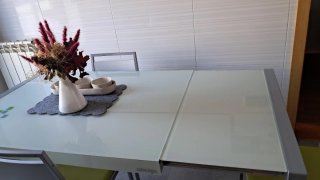 Mesa cristal blanca y 4 sillas.
