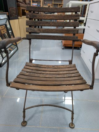 Silla de forja y madera rústica
