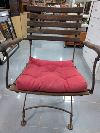 Silla de forja y madera rústica
