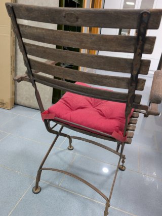 Silla de forja y madera rústica