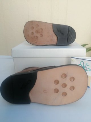 Botitas de piel para niño/a sin usar, talla 20