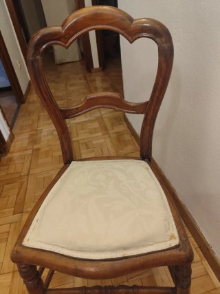 Silla antigua de madera y tela