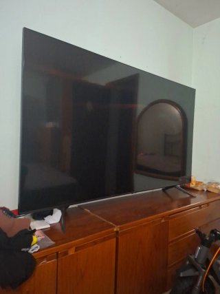 TV 75 con golpe en pantalla