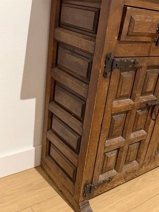 Aparador de madera maciza con herrajes