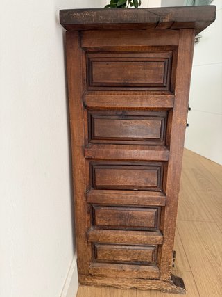 Aparador de madera maciza con herrajes