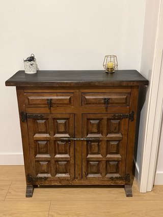 Aparador de madera maciza con herrajes