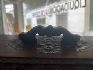 Joyero de madera tallada de haya