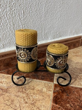 Portavelas forja negro con velas artesanales