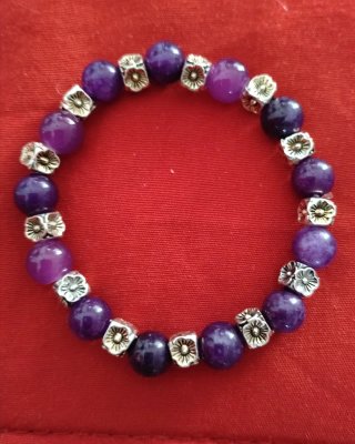Pulsera morada con detalles plateados