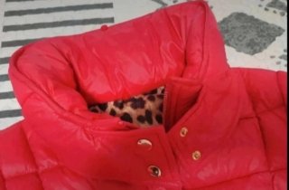 Chaqueta acolchada roja con forro leopardo