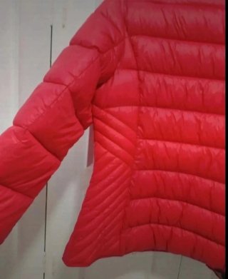 Chaqueta acolchada roja con forro leopardo