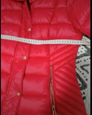 Chaqueta acolchada roja con forro leopardo
