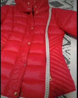 Chaqueta acolchada roja con forro leopardo
