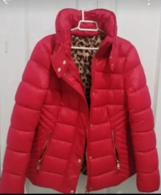 Chaqueta acolchada roja con forro leopardo