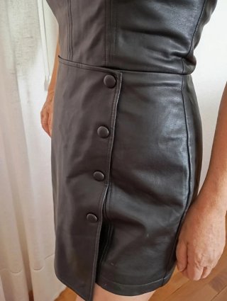 Mono corto cuero negro botones