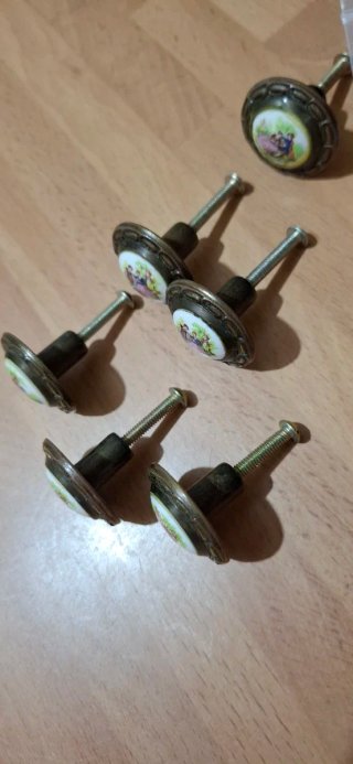Tiradores antiguos de porcelana y metal