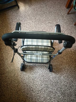 Andador con asiento y ruedas