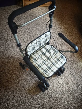 Andador con asiento y ruedas